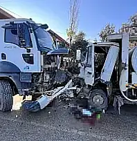 ÖDEMİŞ'TE KAMYON VE KAMYONET ÇARPIŞTI: 1 YARALI