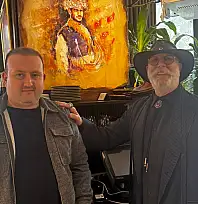 ÖDEMİŞ'TEN ANLAMLI JEST: RECEP YILMAZ'DAN ETİN VE ATEŞİN USTASI CÜNEYT ASAN'A ATATÜRK'LÜ EFE TABLOSU