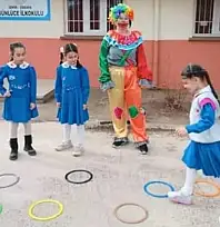 Ödemişli Öğretmenden Kırsal Çocuklara Renkli Gün: 'Renkler Farklı, Amacımız Aynı'