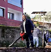 TİRE BELEDİYESİ FIRTINAYA RAĞMEN SAHADA