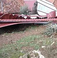 TİRE'DE FIRTINA EVİN ÇATISINI UÇURDU