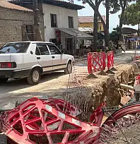 TURİZMİN GÖZBEBEĞİ BİRGİ'DE UTANDIRAN MANZARA: FATİH MEHMET BEY CADDESİ BİR YILDIR KAZILI, HALA TAMAMLANMADI