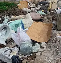 UMURBEY MAHALLESİ'NDEN ÇÖP TEPKİSİ: 'REZİLLİK DİZ BOYU, ÇOCUKLARIMIZ YOLDAN GEÇEMİYOR!'