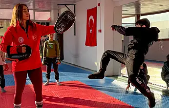 BAYINDIR GENÇLİK MERKEZİNDE KICK BOKS HEYECANI YAŞANDI