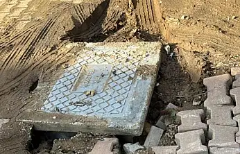 BİRGİ'DE YAĞIŞ SONRASI YOL ÇÖKTÜ – ARAÇLAR ÇUKURA DÜŞÜYOR