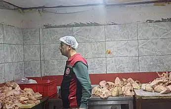 Buca'da Onay Belgesiz Çiğ Kanatlı Eti Parçalama Tespit Edildi