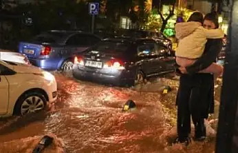 BUCA'DA SEL KABUSU: ARAÇLAR SÜRÜKLENDİ, VATANDAŞLAR CANINI ZOR KURTARDI