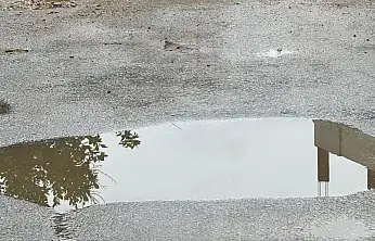 Çukurlar Hem Trafiği Hem Yaya Güvenliğini Tehdit Ediyor