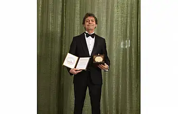 DÜNYACA ÜNLÜ YAZARAKİF MANAF 2025 YILI INTERNATİONAL PEACE PRİZE ÖDÜLÜ'NÜ ALDI