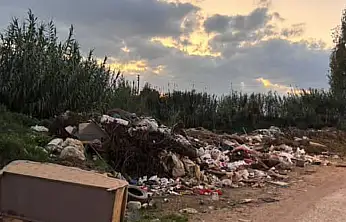 HÜRRİYET MAHALLESİ'NDE YOL ÇÖPLÜĞE DÖNDÜ VATANDAŞLAR TEPKİLİ: 'BELEDİYE MÜDAHALE ETMİYOR'