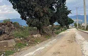 İki Yıldır Bakımsız Yol Vatandaşı Zorluyor