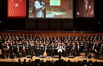 İzmir Büyükşehir Belediyesi Korosu 'Sonbahar Şarkıları'yla Mest Etti