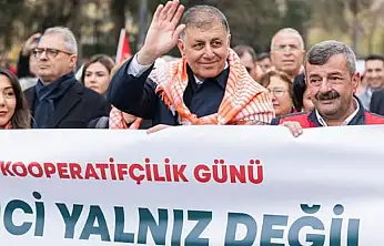 İZMİR'DE DÜNYA KOOPERATİFÇİLİK GÜNÜ KORTEJLE KUTLANDI