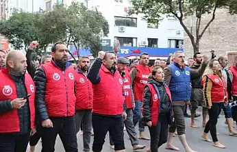 İZMİR'DE MAAŞ KRİZİ: 'ÇIPLAK MAAŞA ÇIPLAK AYAK YÜRÜYÜŞÜ'