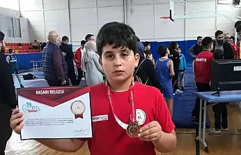 Kiraz Karaburç'un Gururu: Hüseyin Arda Karadede İzmir'de İl Birincisi Oldu