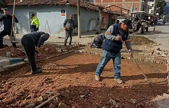 KİRAZ BELEDİYESİ'NDEN YENİ MAHALLE'DE PARKE TAŞI TAMİRATI