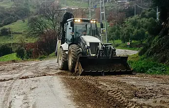 KİRAZ'DA SAĞANAK YOLLARI FELÇ ETTİ: BELEDİYE EKİPLERİ SEFERBER OLDU