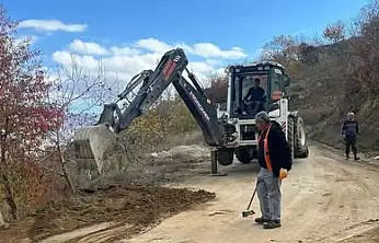 Kiraz'da Yollara Yeni Dokunuş: Kayadibi'ne Asfalt Yama Çalışması