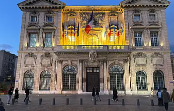 Marsilya Valiliği Akşam Işıkları Altında: Cumhuriyetin Taş Cephesi