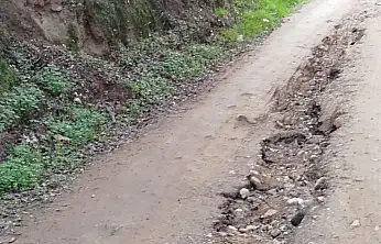 Ödemiş Ahrandı-Avulcuk Yolu Çamur ve Çukura Teslim: Ulaşım Felç!