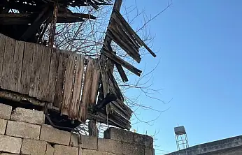 ÖDEMİŞ BADEMLİ MAHALLESİ'NDE METRUK YAPININ ÇATISI ENDİŞE YARATIYOR