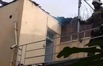 ÖDEMİŞ'TE METRUK BİNADA ÇIKAN ÇATI YANGINI KISA SÜREDE SÖNDÜRÜLDÜ