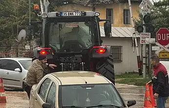 ÖDEMİŞ'TE SAĞANAK YAĞIŞ KANALI ÇÖKERTTİ: OTOMOBİL HEMZEMİNDE ÇUKURA SAPLANDI