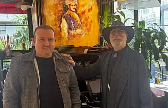 ÖDEMİŞ'TEN ANLAMLI JEST: RECEP YILMAZ'DAN ETİN VE ATEŞİN USTASI CÜNEYT ASAN'A ATATÜRK'LÜ EFE TABLOSU