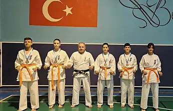 ÖDEMİŞLİ KARATECİLER TÜRKİYE ŞAMPİYONASINDAN MADALYALARLA DÖNDÜ