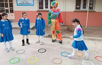 Ödemişli Öğretmenden Kırsal Çocuklara Renkli Gün: 'Renkler Farklı, Amacımız Aynı'