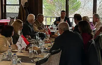 Okuroğlu edebiyatçılarla buluştu