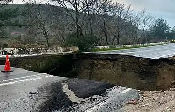 Selçuk – Ortaklar yolu çökünce ulaşım durdu