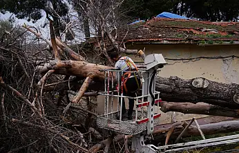 TİRE BELEDİYESİ FIRTINADA TEYAKKUZA GEÇTİ