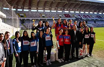 TİRE'DE ATATÜRK KIR KOŞUSUNDA DERECEYE GİRENLER ÖDÜLLENDİRİLDİ