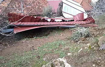 TİRE'DE FIRTINA EVİN ÇATISINI UÇURDU