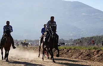 Tire'de Geleneksel Rahvan At Yarışları Nefes Kesti