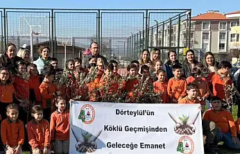 TİRE'DE ÖĞRENCİLER GELECEK İÇİN ZEYTİN FİDANI DİKTİ