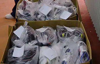 TİRE'DE ÖĞRENCİLERE KARNE HEDİYESİ: AYAKKABI SEVİNCİ