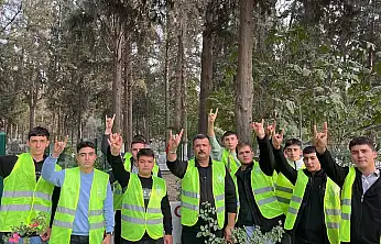 Ülkü Ocakları Ödemiş'te Şehitliği Ziyaret Etti ve Temizlik Çalışması Yaptı