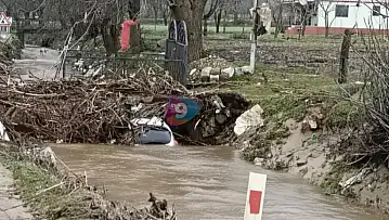 Ödemiş Subatan Yaylası'nda araç dereye uçtu