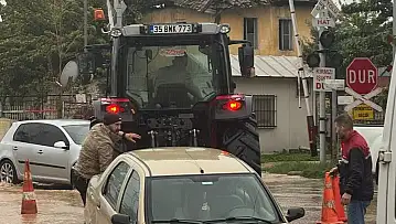 ÖDEMİŞ'TE SAĞANAK YAĞIŞ KANALI ÇÖKERTTİ: OTOMOBİL HEMZEMİNDE ÇUKURA SAPLANDI