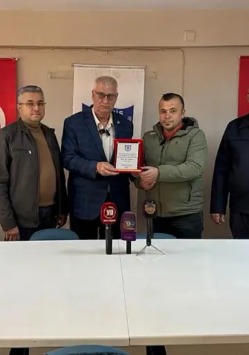 Tahir Silay Duyarlı Şoföre Plaket Taktim Etti