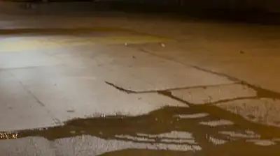 HÜRRİYET MAHALLESİ'NDE SU HATTI PATLADI, YOLDA SU FIŞKIRIYOR