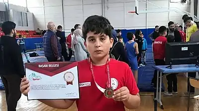 Kiraz Karaburç'un Gururu: Hüseyin Arda Karadede İzmir'de İl Birincisi Oldu