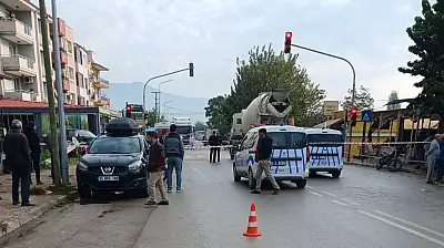 Ödemiş'te Okula Giden Torunu ile Babaanneye Beton Mikseri Çarptı: 1 Ölü, 1 Yaralı