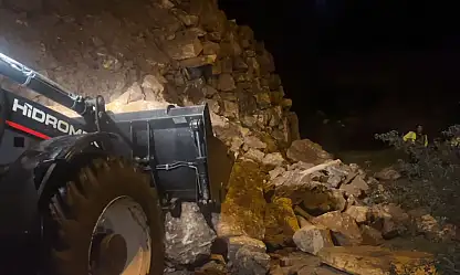 KİRAZ SARIKAYA'DA YOL ÇÖKTÜ, MÜDAHALE GECİKMEDİ