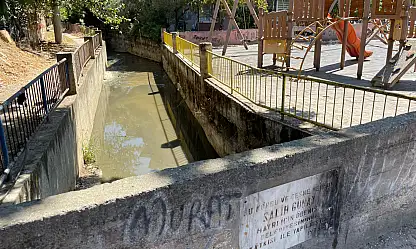ÖDEMİŞ'TE KÖPRÜNÜN ALTINDAN LAĞIM SUYU AKIYOR