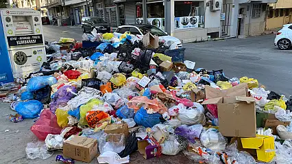 BUCA'DA İŞÇİLERİN EYLEMİ 7. GÜNÜNDE, ÇÖPLER CADDELERDE YIĞILIYOR