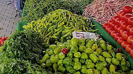 ÖDEMİŞ SALI PAZARI YÖRESEL BEREKETİYLE DİKKAT ÇEKİYOR