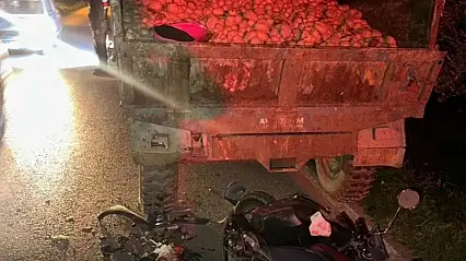 ÖDEMİŞ'TE TRAKTÖR RÖMORKUNA ÇARPAN MOTOSİKLET SÜRÜCÜSÜ AĞIR YARALANDI